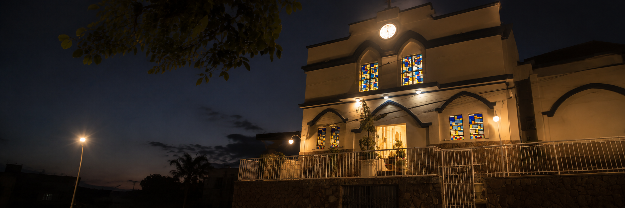 Fachada da Paróquia Nossa Senhora Aparecida da Vila Beatriz à noite