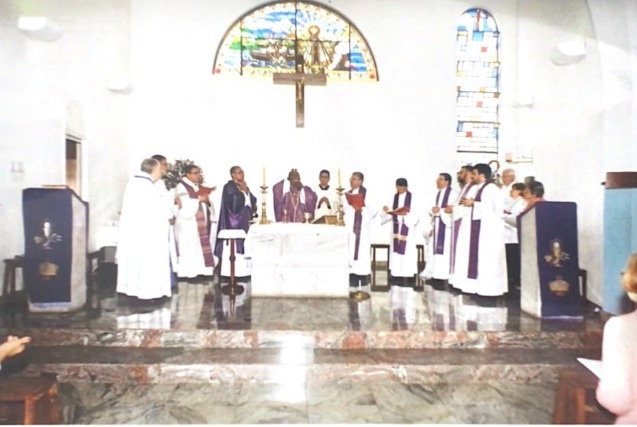 Celebração no altar da paróquia em 2022, quando Pe. José Edson assumiu