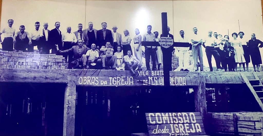 Comissão da futura Igreja Nossa Senhora Aparecida reunida durante as obras em Vila Beatriz